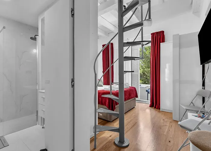 Beachfront Deluxe Bed & Breakfast 4*