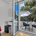 Beachfront Deluxe Oda ve Kahvaltı 4*