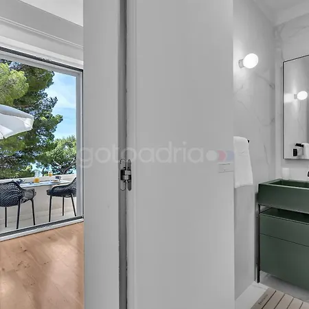 Beachfront Deluxe Couette-café Makarska